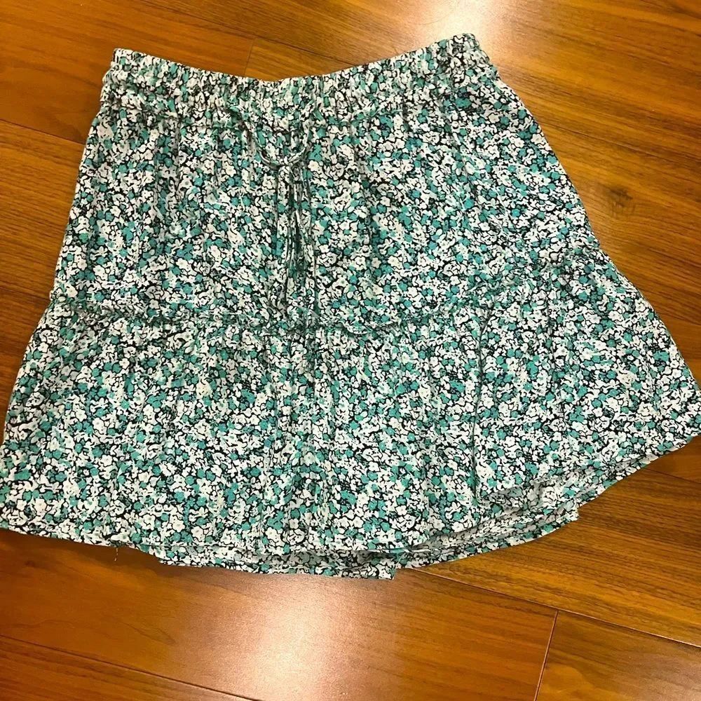 Zara green floral skirt/skort size XS